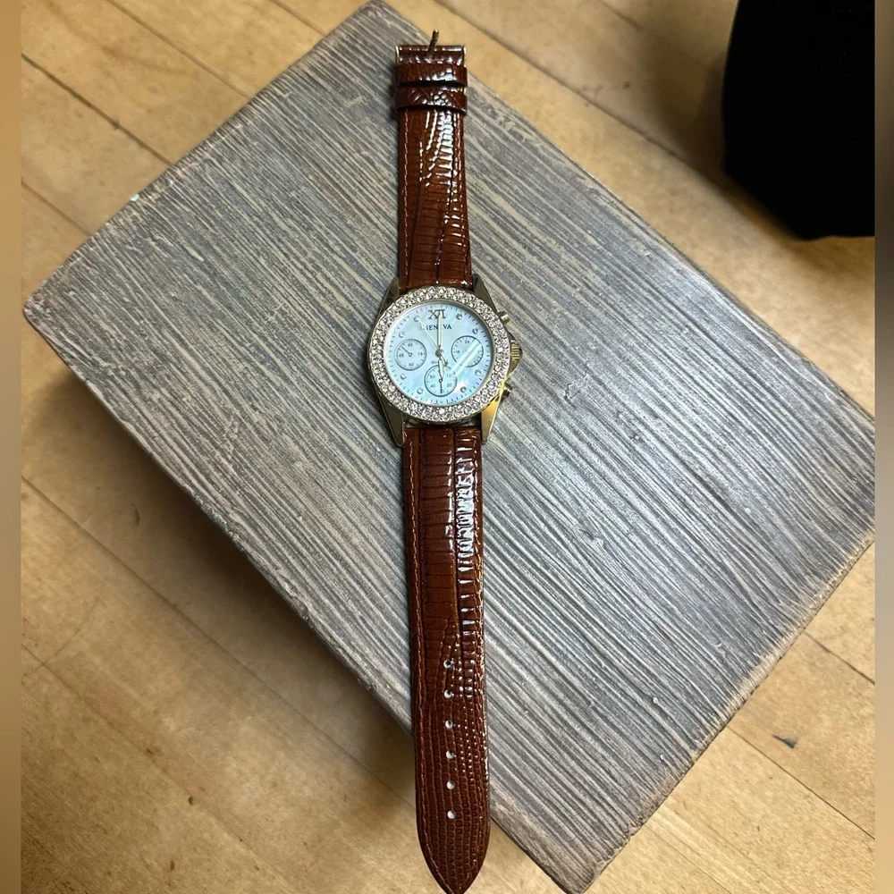 NEW Geneva Ladies Watch Genuine Leather Band | Mother Pearl Face | NWOT - Picture 5 of 9